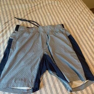 Men’s lululemon 10 inch THE Shorts with liner